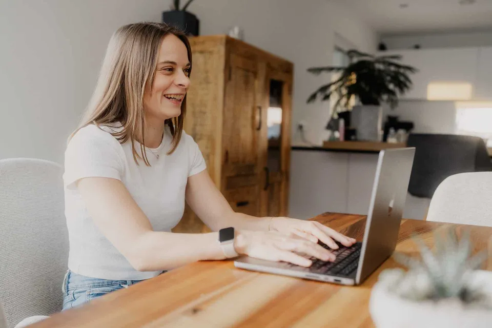 Katja arbeitet am Laptop